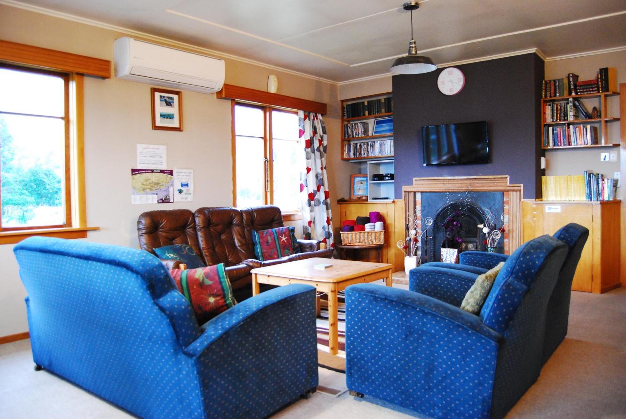 Surat Bay Lodge By The Sea/Backpackers Hostel Owaka Экстерьер фото